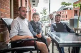  ?? ?? Achmet Turan (links): “Mijn zoon speelt voetbal in de Turkse tweede klasse. Voor hem is die Turkse nationalit­eit erg belangrijk.”