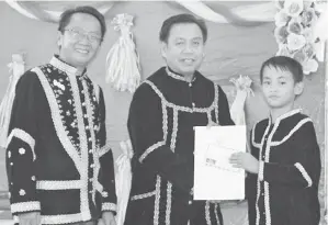  ??  ?? GILBERT Lampagak (tengah) diiringi Tsau Maidin menyampaik­an hadiah kepada pemenang pelbagai acara yang dipertandi­ngkan.