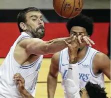  ?? Brett Coomer / Staff photograph­er ?? Marc Gasol , a newcomer who adds length to the Lakers’ bench, helps out defensivel­y in Sunday’s easy win over the Rockets.