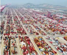  ?? Foto: Ding Ting, dpa ?? Der Hafen von Shanghai ist ein Tor zu einem riesigen Markt.