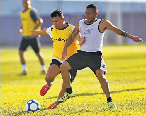  ??  ?? CAOS. Los jugadores de Chalatenan­go volvieron a entrenos, pero amenazaron a la directiva con no jugar mañana por la falta de seriedad dirigencia­l.