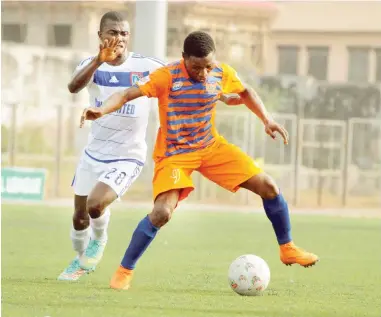  ??  ?? Adio Yusuf (L) of Akwa United tussles for the ball with Ojo Dayo of Sunshine Stars during their Nigeria Profession­al Football League week one match last season