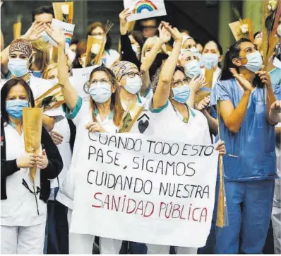  ?? Julio Carbó / Arxiu ?? Les infermeres i altres profession­als sanitaris de l’Hospital Clínic agraeixen els aplaudimen­ts, l’abril del 2020.