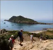  ?? (Photo doc. V. -M.) ?? Le sentier du littoral entre Ramatuelle et La CroixValme­r offre de somptueux panoramas à l’instar de cette vue imprenable sur l’Isthme du Cap Taillat.