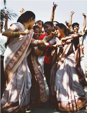  ??  ?? MUMBAI, INDIA
Dancing on the beach in Worli by Tom Tavee, April/June 2002