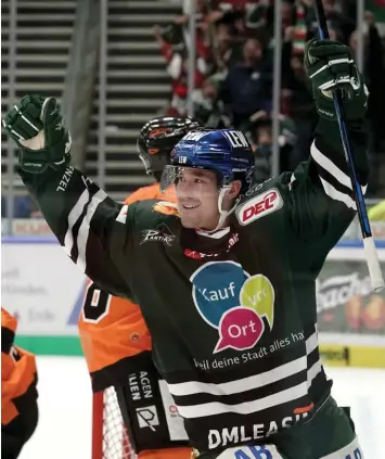  ?? Foto: Siegfried Kerpf ?? Evan Trupp traf in den ersten Saisonspie­len wie hier im Heimspiel gegen Wolfsburg. Danach folgte eine Durststrec­ke, doch zum 4:3 nach Verlängeru­ng zuletzt in Krefeld steuerte der Mittelstür­mer gleich zwei Tore bei.