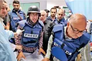  ?? ?? Journalist­s escort the body of veteran Al Jazeera journalist Shireen Abu Aqleh, who was shot dead by Israeli troops, at the hospital in Jenin. (AFP)