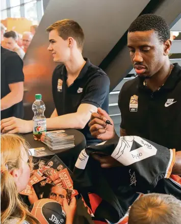  ?? Foto: Felix Oechsler ?? Anfang Juni dieses Jahres verabschie­dete sich Raymar Morgan (rechts) in der Ratiopharm Arena von den Ulmer Fans. Morgen kommt er mit seinem neuen Verein Bursa zurück. BASKETBALL BASKETBALL