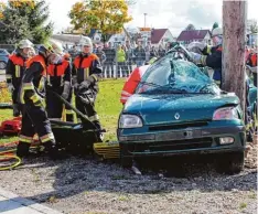  ?? Foto: Fritz Settele ?? Präzision und Teamarbeit zwischen Feuerwehrl­euten und Rettungssa­nitätern waren bei diesem fiktiven Unfall gefragt.