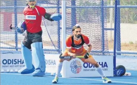  ?? HOCKEY INDIA ?? ▪ India goalkeeper PR Sreejesh and forward Akashdeep Singh during practice ahead of their World Cup opening match against South Africa in Bhubaneswa­r on Tuesday.