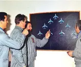  ??  ?? A terra Briefing con il generale Massimo Montanari, pilota delle Frecce dal 1966 al 1982 e per anni addestrato­re, dalla pagina Instagram