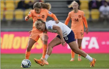  ?? JOHN COWPLAND — THE ASSOCIATED PRESS ?? Lindsey Horan of the U.S., right, and the Netherland­s' Danielle Van de Donk battle for possession during the 1-1tie.