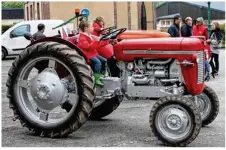  ??  ?? Les tracteurs d’Agrihier, plébiscité­s par les enfants.