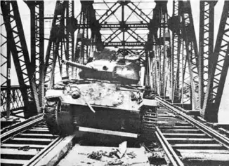  ?? ?? Disabled Pakistani Chaffee tank on Hardinge Bridge, knocked out by PT-76 of 45 Cavalry