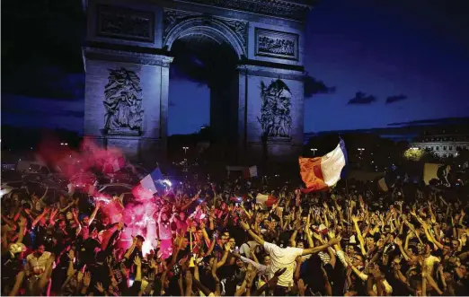  ??  ?? Torcedores da França festejam perto do Arco do Triunfo, na av. Champs-Elysées, em Paris, a classifica­ção para a final da Copa do Mundo Thibault Camus/Associated Press