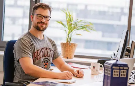  ?? FOTO: RUB/MARQUARD ?? Zurück in Bochum, aber im Princeton-Shirt: Dort wohnte Christophe­r Tietz für zwei Monate auf dem historisch­en Campus der Elite-Universitä­t.