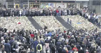  ?? (Photo EPA) ?? Un public nombreux s’est recueilli lors de la minute de silence organisée sur les lieux du drame à Stockholm hier.