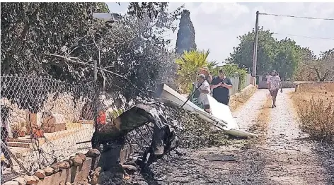  ?? FOTO: UNCREDITED/INCENDIOS F.BALEARES/AP/DPA ?? Dieses von der Balearen-Feuerwehr zur Verfügung gestellte Bild zeigt das Wrack des Flugzeugs bei Inca auf Mallorca.