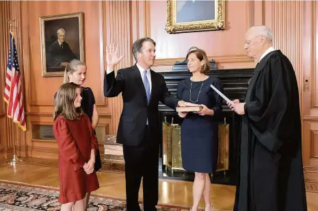  ?? Foto: Reuters ?? S rodinou Brett Kavanaugh složil dvě přísahy: jednu, kterou vyžaduje ústava, a druhou, kterou musí skládat soudci na základě federálníc­h zákonů. Na snímku přísahá před soudcem Anthonym Kennedym, zatímco jeho žena Ashley drží Bibli. Přítomny jsou i jejich dcery Liza a Margaret.