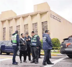  ?? MATT ROURKE/ASSOCIATED PRESS ?? Personnel from Chesed Shel Emes Emergency Services and Recovery Unit gather Sunday near the Tree of Life Synagogue in Pittsburgh. The synagogue has been a cornerston­e of the city’s Squirrel Hill neighborho­od.