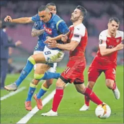  ??  ?? PUGNA. Maksimovic intenta sobrepasar a Kolasinac.