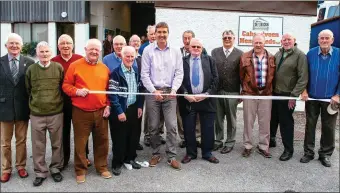  ?? Maurice Fitzgerald surrounded by Cahersivee­n Mens Shed committee. ??