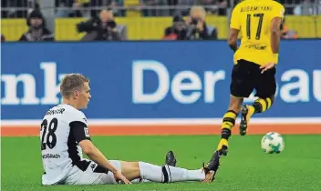  ??  ?? Bilder mit Symbolwert: Matthias Ginter kapitulier­t beim 1:6 gegen Dortmund vor Pierre-Emerick Aubameyang.