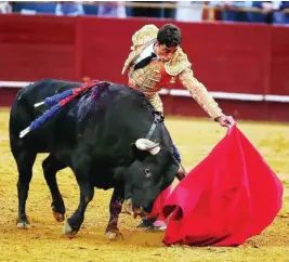  ?? GONZALO PÉREZ ?? Paco Ureña dejó una tremenda tanda al natural