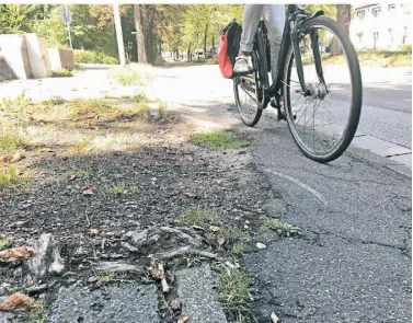  ?? FOTO: ANDREAS GRUHN ?? So gefährlich sind die Radwege an der Hohenzolle­rnstraße heute.