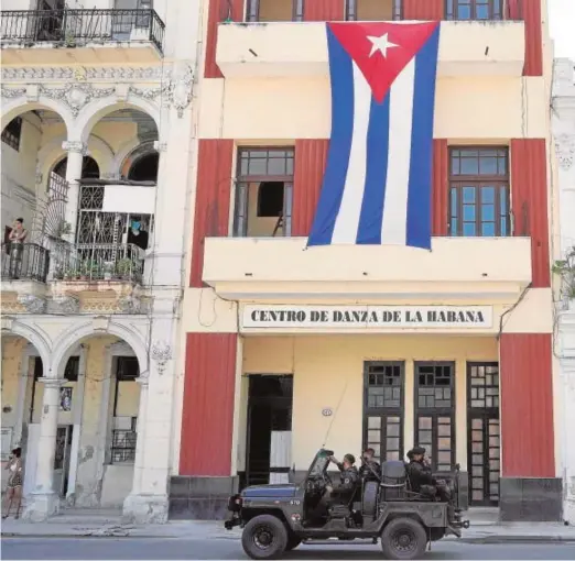  ?? // REUTERS ?? Un vehículo de las fuerzas especiales
patrulla en La Habana