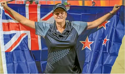  ?? JOHN COWPLAND/PHOTOSPORT ?? New Zealand’s Jo Edwards wins gold in the women’s singles bowls.