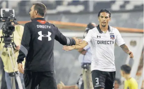  ??  ?? ► Guede y González se saludan en un amistoso de Colo Colo.