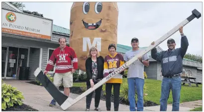  ?? ERIC MCCARTHY/JOURNAL PIONEER ?? O’Leary Kraft Hockeyvill­e committee members, from left, Bill MacKendric­k, Jo-anne Wallace and Della Sweet, along with Glen Sweet and O’Leary Recreation Director Jeff Ellsworth hold up Bud’s giant Hockey stick.