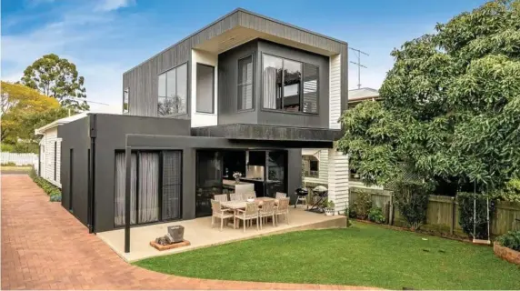  ?? Photos: Contribute­d ?? AWARD-WINNER: 31 Cavell St, East Toowoomba, is for sale for offers in the mid-$800,000s.