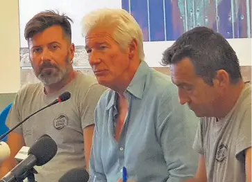  ??  ?? Richard Gere (centro) visitó a los migrantes en el barco el viernes y ayer pidió a autoridade­s italianas que les permitan entrar en sus aguas; sin obtener respuesta favorable.