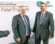  ??  ?? Festlicher Rahmen zum 60. Geburtstag vom Verband bezuschuss­t: DFB-Vizepräsid­ent Peter Frymuth (links) mit DFB-Präsident Reinhard Grindel.