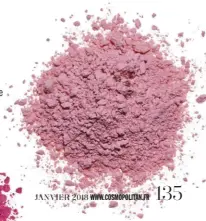  ??  ?? Mariage en vue ou cadeau dément ? Virginie, responsabl­e Haute Couleur, nous conseille, et huit jours après, NOTRE compact blush est là. By Terry, galerie Véro-Dodat, 155 €.