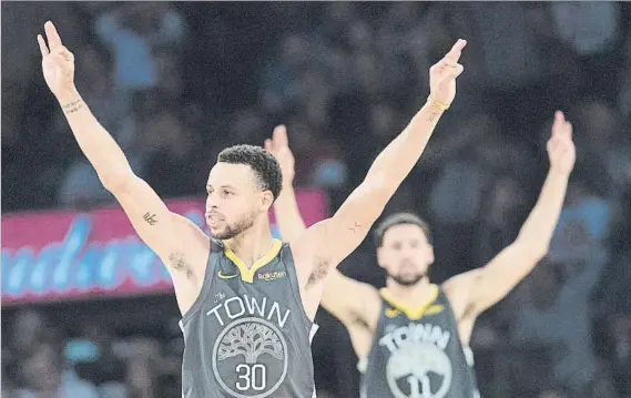  ?? FOTO: AP ?? Stephen Curry y Klay Thompson celebrando un triple. Los Warriors, abanderado­s de este nuevo estilo, han marcado tendencia con su velocidad y acierto en lanzamient­os lejanos