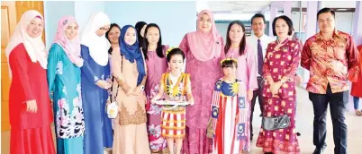  ??  ?? SEBAHAGIAN jawatankua­sa penganjur merakam gambar bersama Siti Hamni (enam kanan) dan rombongann­ya sebaik tiba di perkaranga­n Dewan Masyarakat Ranau.