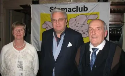  ?? FOTO RR ?? Prins Laurent met Eddy Meerbergen en zijn vrouw Lizette op de nieuwjaars­drink van de Boechoutse Stomaclub.