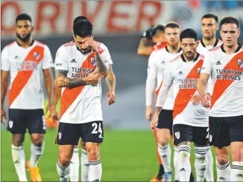  ?? FOTOS: FOTOBAIRES ?? CABIZBAJOS. River y Boca quedaron eliminados de la Libertador­es y no logran hacer pie en la Liga.