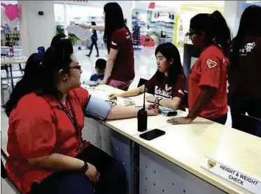  ??  ?? IMU students gained valuable experience communicat­ing nutritiona­l knowledge and providing consultati­on to visitors at the IMU SPARK Community Centre launch.