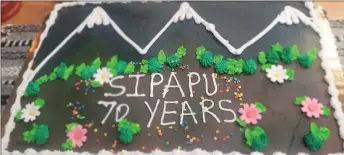  ?? JEANS PINEDA/Taos News ?? A cake celebratin­g 70 years for the Sipapu Ski and Sumnmer Area.