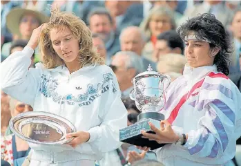  ?? AFP ?? Reina de París. Arantxa y la Copa de Roland Garros, tras vencer a Graf en la final del 89.