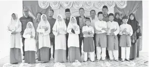  ??  ?? YAZID (berdiri, empat kiri, barisan belakang) bersama pihak pengurusan sekolah bergambar dengan pelajar yang menyertai Khatam Al-Quran.