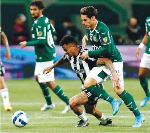  ?? ?? Allan, do At. Mineiro, e Raphael Veiga, do Palmeiras, lutam pela bola