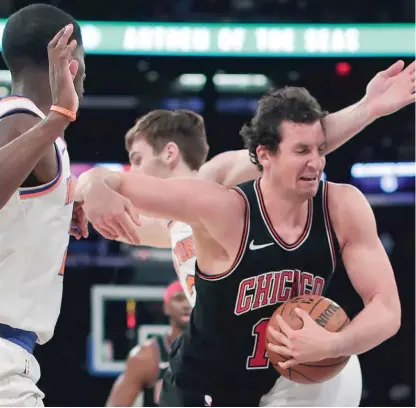  ??  ?? The Bulls’ Paul Zipser drives against Knicks forward Luke Kornet in the fourth quarter of another loss Monday.