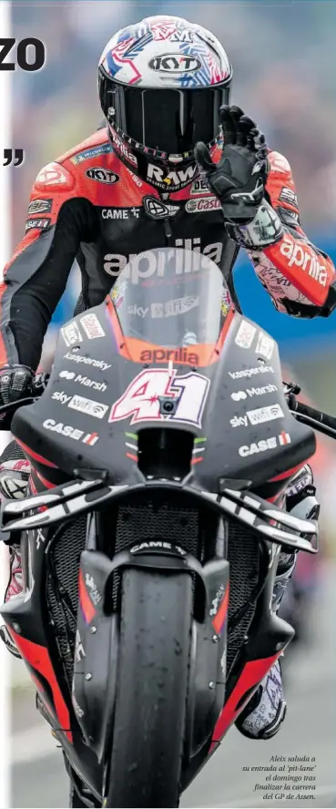  ?? ?? Aleix saluda a su entrada al ‘pit-lane’ el domingo tras finalizar la carrera del GP de Assen.