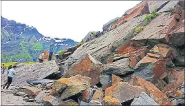  ?? AQIL KHAN/HT ?? ■ Landslide blocked the strategic ManaliLeh highway near Marhi in Kullu district on Friday.