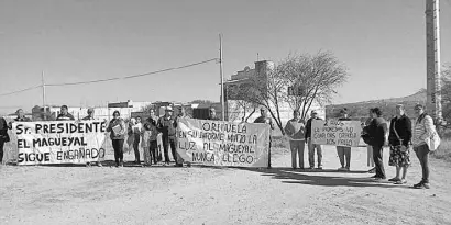  ??  ?? Habitantes de la colonia El Magueyal de Bordo Blanco, Tequisquia­pan, se manifestar­on para pedir solución al fraude del cual fueron víctima y en el cual está involucrad­o el gobierno municipal.